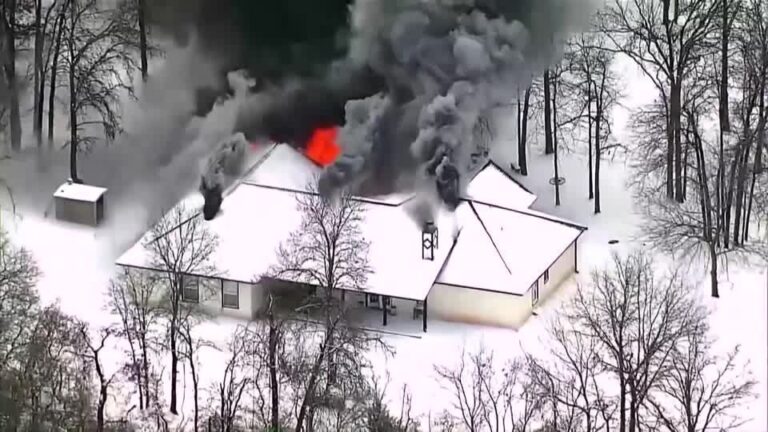 Incêndio atinge casa coberta de neve durante nevasca em Oklahoma