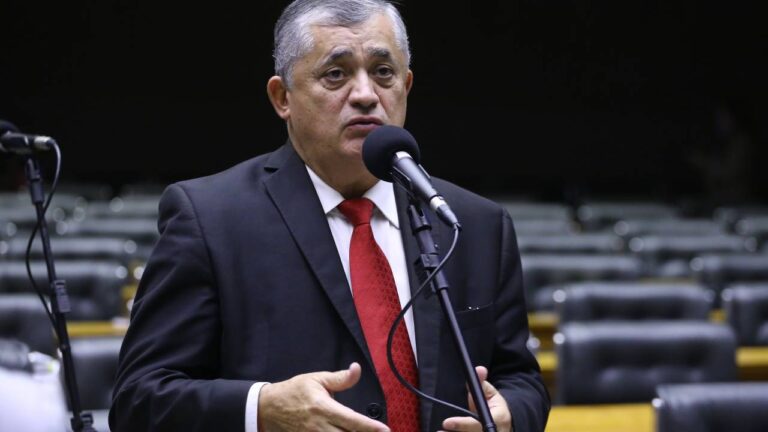 Líder do governo prevê jornada irrelevante na Câmara durante janela partidária