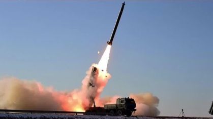 Kim Jong-un supervisiona teste avançado de lançador múltiplo de mísseis