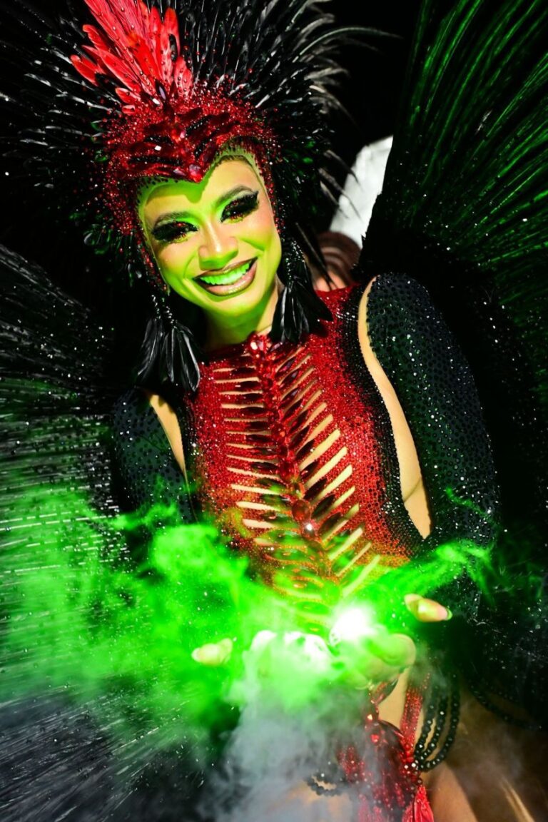 Lexa surpreende com fantasia iluminada no Carnaval de São Paulo