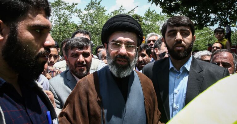 Filho de Khamenei desponta como favorito à sucessão no Irã