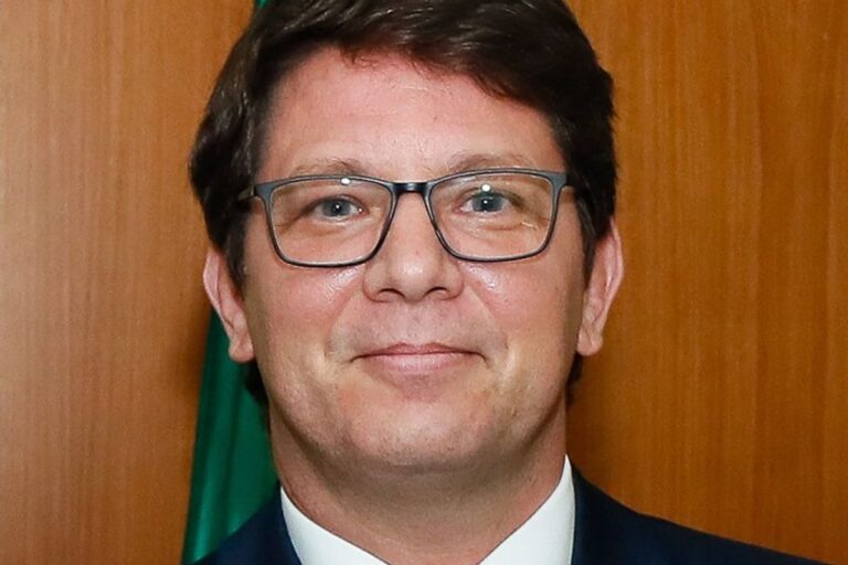 Mario Frias rebate críticas de Wagner Moura a Bolsonaro no debate político