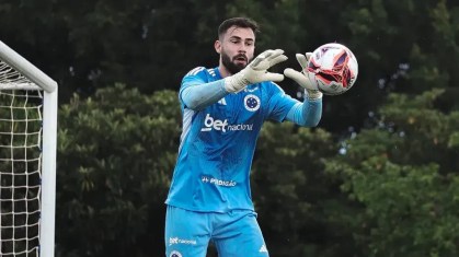 Goleiro Matheus Cunha do Cruzeiro passa por cirurgia após lesão grave no joelho