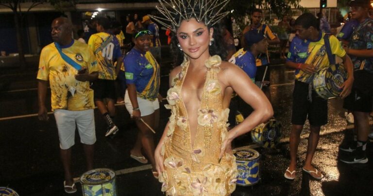 Mileide Mihaile brilha com look de 8 mil cristais no ensaio da Unidos da Tijuca