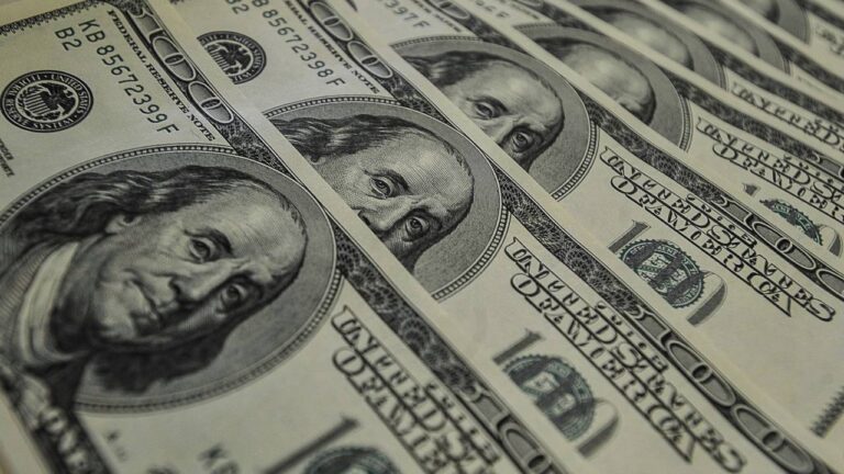 Dólar cai a R$ 5,16 em meio à alta do petróleo e cenário global instável