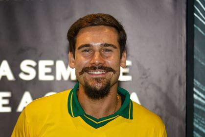 Nicolas Prattes enfrenta rotina intensa para curtir carnaval em São Paulo