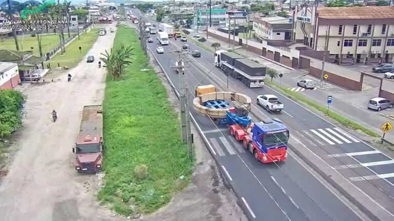 Comboio com carga excedente altera trânsito em Ponta Grossa nesta terça