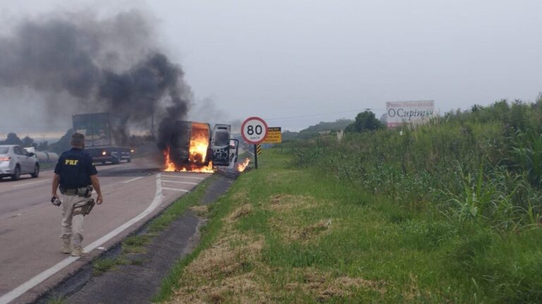 Incêndio em van bloqueia parcialmente a BR-277 entre Curitiba e Ponta Grossa