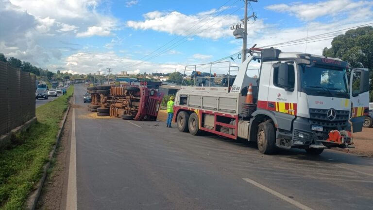Bloqueio na rodovia BR-376 após tombamento de caminhão em Ponta Grossa
