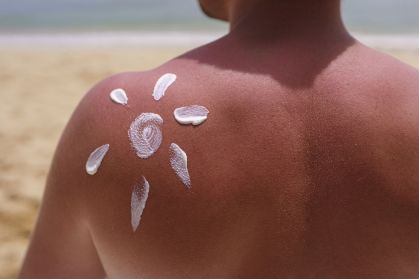 sete produtos essenciais para cuidar da pele e do cabelo no verão
