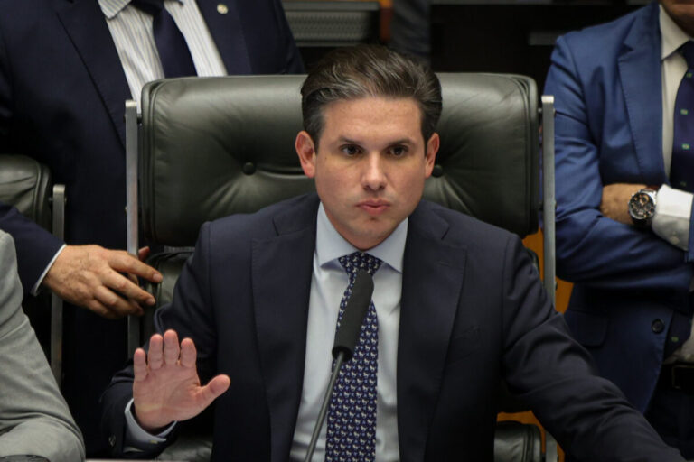 Hugo Motta evita polêmicas e resiste à instalação da CPI do Banco Master