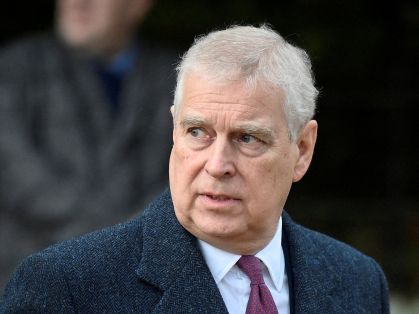 Príncipe Andrew deixa mansão real após revelações do caso Epstein