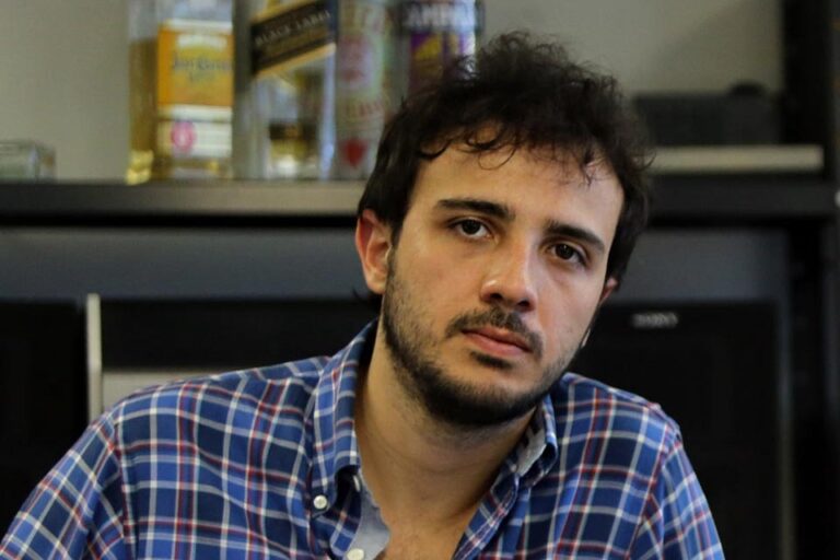 Renan Santos provoca polêmica ao afirmar que Flávio Bolsonaro tem de morrer