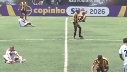 Copinha tem jogo pausado por gramado sintético que queima pés dos jogadores
