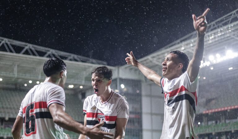 Onde assistir futebol hoje (04/01/26): programação completa de partidas