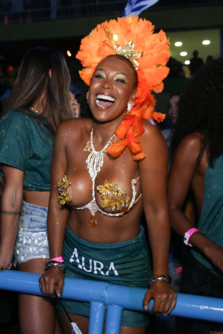Sol Vega marca presença com look ousado no segundo dia de Carnaval no Rio