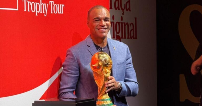 Taça da Copa do Mundo chega ao Brasil para exposição histórica