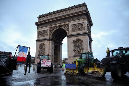 Agricultores franceses intensificam protestos contra acordo UE-Mercosul em Paris