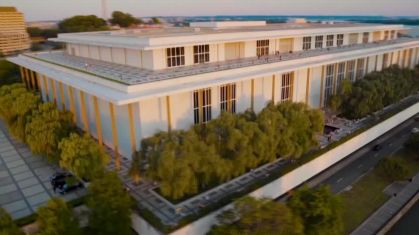 Kennedy Center fecha para reformas e gera críticas da família Kennedy