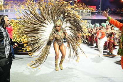 Valeska Reis destaca momento histórico no desfile após maternidade