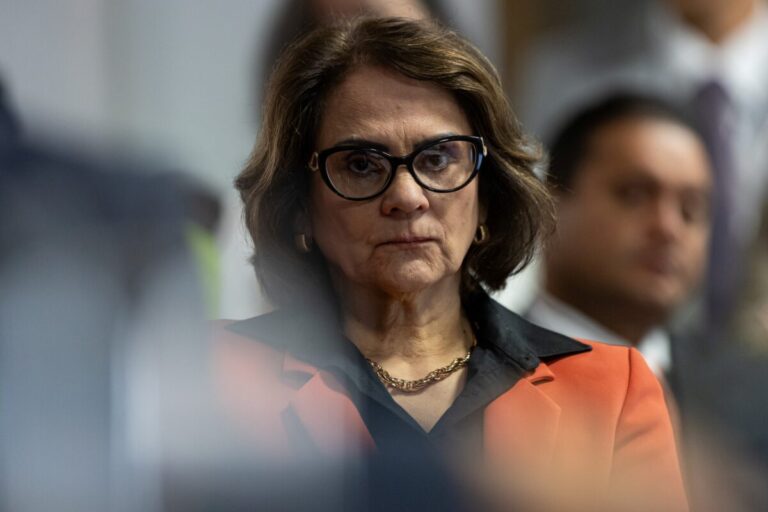 Situação de Bolsonaro na PF levanta suspeita de tortura, diz Damares