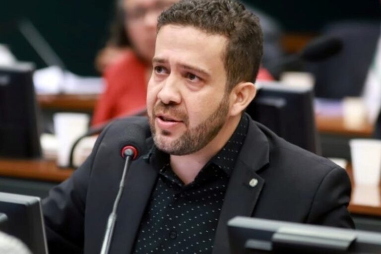 Conflito entre estudantes e bolsonaristas ganha apoio de Janones