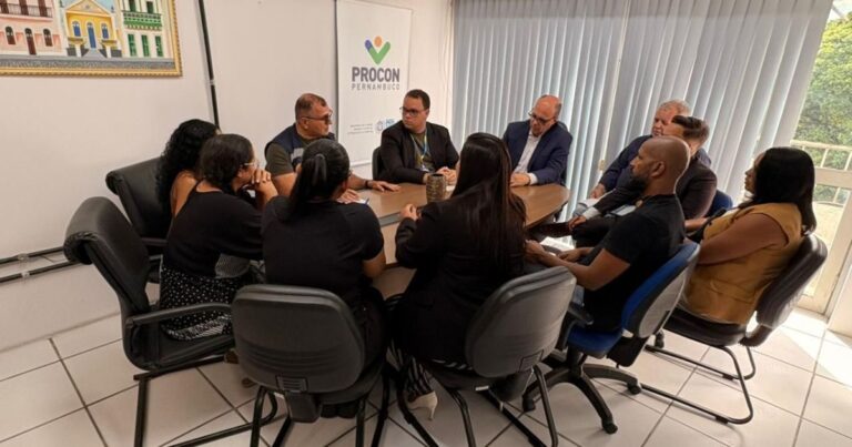Procon reforça regras de atendimento para turistas em Porto de Galinhas