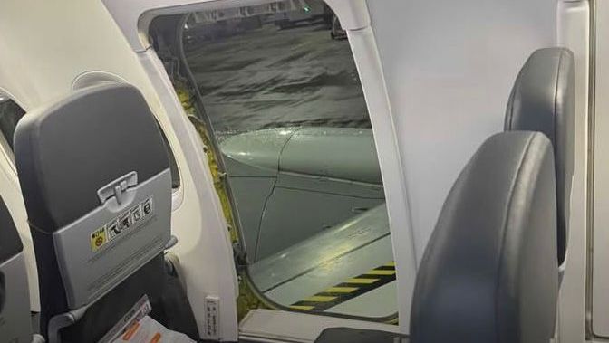 Passageiro aciona porta de emergência e é retirado de voo em Guarulhos
