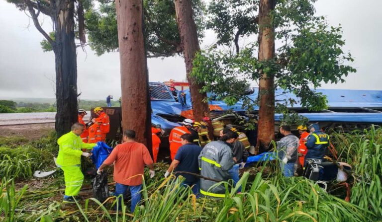 Acidente grave na BR-365 causa seis mortes e dezenas de feridos em MG