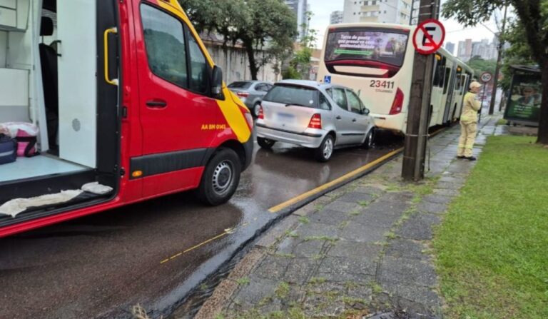 Acidente entre ônibus e carro em Curitiba causa ferimento e lentidão no Cabral