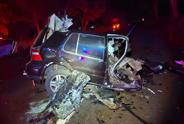 Jovem morre após invadir pista contrária e colidir com caminhão