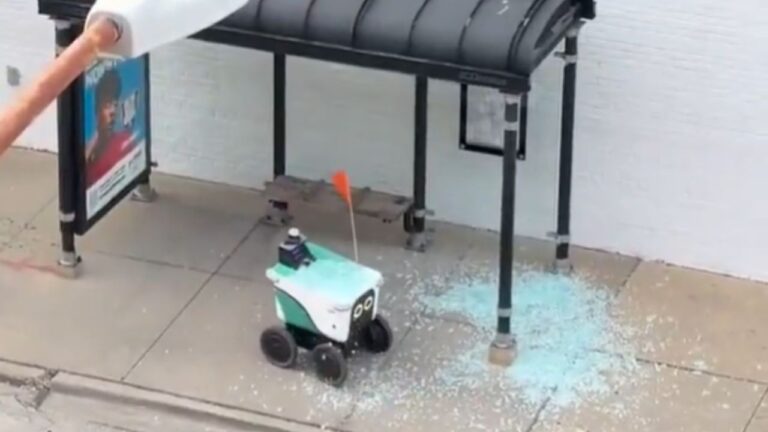Robô de entrega perde controle e destrói ponto de ônibus em Chicago