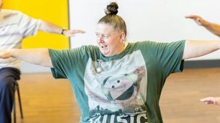 Seis exercícios com cadeira indicados para maiores de 60 anos