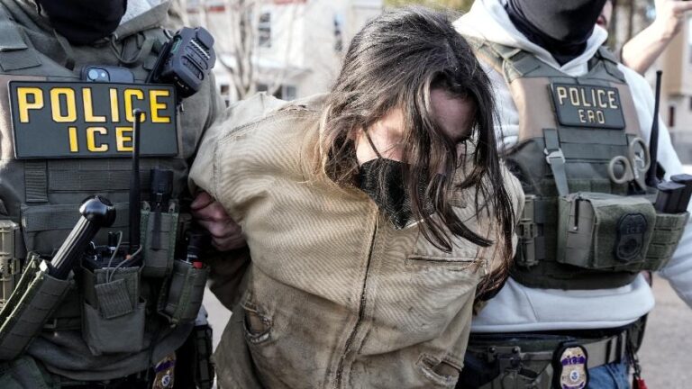 Como o ICE se tornou a polícia de imigração mais violenta dos EUA