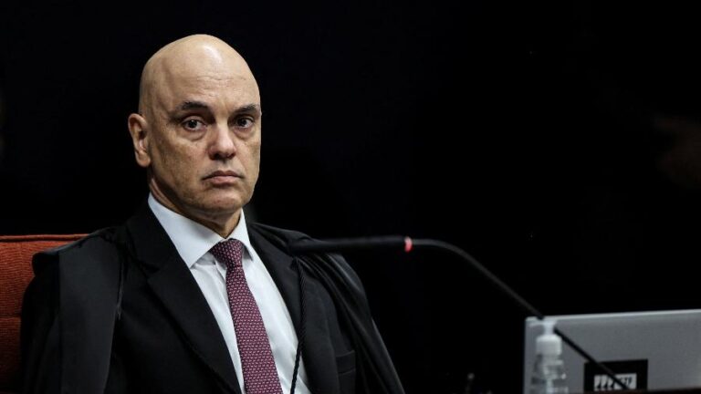 Moraes Anula Sindicância do CFM Contra Bolsonaro: Decisão e Impactos