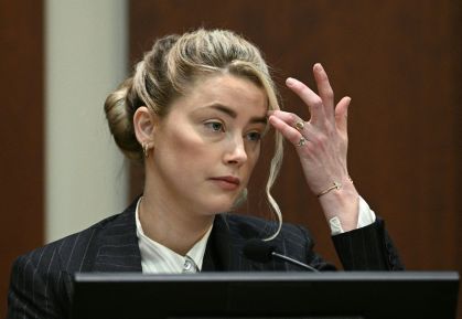 Amber Heard relata perda da voz após batalha judicial com Johnny Depp