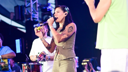 Ana Castela diverte público ao cantar música do ex Gustavo Mioto em show