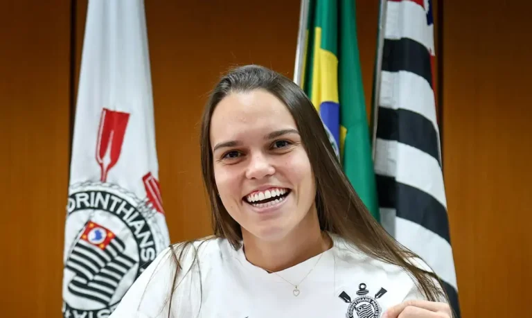 Meio-campista Ana Vitória reforça Corinthians após sucesso na Europa