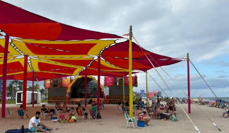 Paredao de escalada na Arena Mundo Ric diverte e desafia criancas em Matinhos