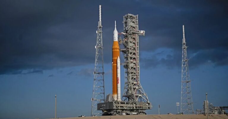 Nasa posiciona foguete Artemis II para lançamento lunar em abril