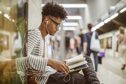 Audiolivros gratuitos ampliam experiência cultural em trens de São Paulo