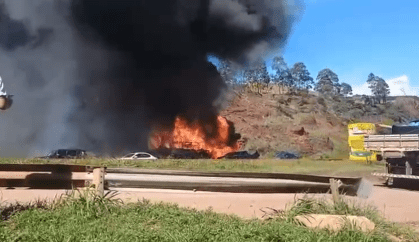 Ônibus clandestino na Fernão Dias provoca incêndio sem feridos