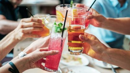 álcool e energético: entenda os riscos da combinação nas festas