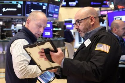 Wall Street Registra Oscilação com Alta em Defesa e Baixa em Tecnologia