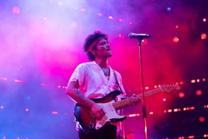 Bruno Mars lança turnê mundial com convidados especiais na temporada 2026