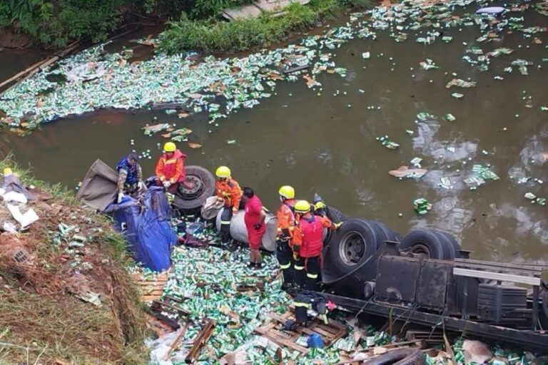 Caminhão de cerveja é saqueado após acidente fatal no Paraná