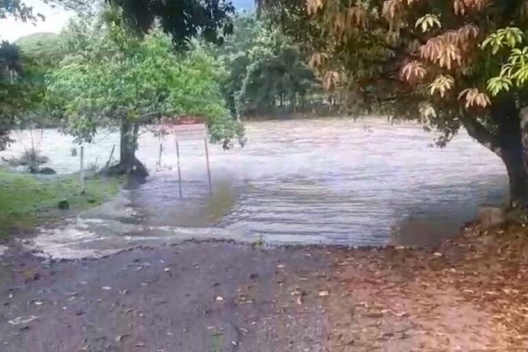 Policiais salvam família durante cabeça d'água em Guaratuba