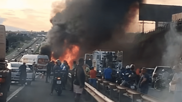 Incêndio em caminhão bloqueia rodovia Anhanguera em Sumaré