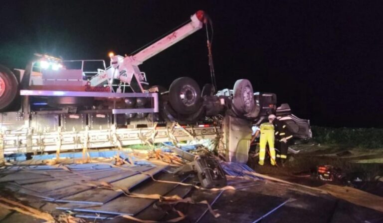 Estado grave de caminhoneiro após tombamento na BR-476 preocupa autoridades