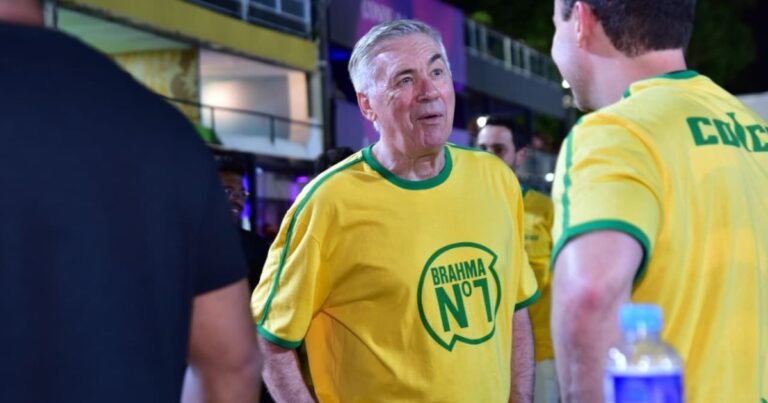 Carlo Ancelotti participa do carnaval na Marquês de Sapucaí ao lado de Ronaldo